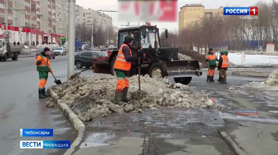  Чебоксарские коммунальщики вышли на уборку улиц после зимы 