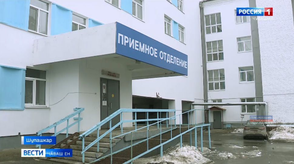 Шупашкарти тӗп больницӑн картишне кӑҫал асфальт сарӗҫ