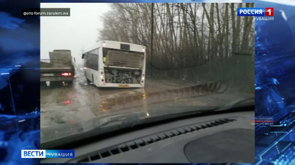 Транспорт продолжает «калечиться» в глубоких ямах на Лапсарском проезде 