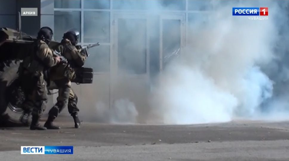 В Чебоксарах спецслужбы проводят учения со спецтехникой и оружием