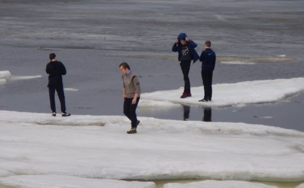   Госкомитет Чувашии по делам ГО И ЧС: предупредите детей об опасности весеннего льда на водоемах  