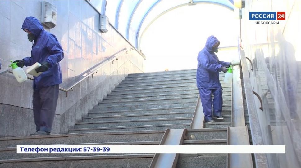  В Чебоксарах ежедневно дезинфицируют остановки и переходы 