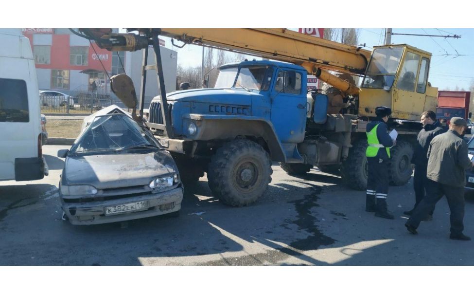  Легковушку «зажали» на кольце у Энергозапчасти 