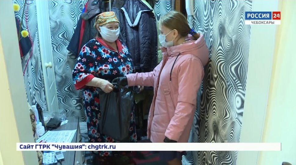 В Чувашии 200 соцработников и волонтеров оказывают помощь пожилым 