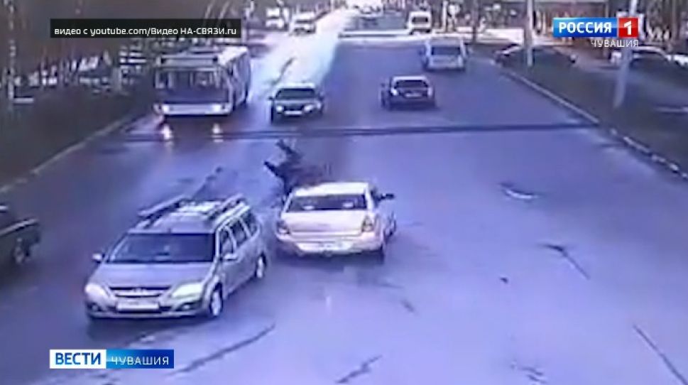 В Чебоксарах пьяный водитель  подбил 3 машины и  сбил человека