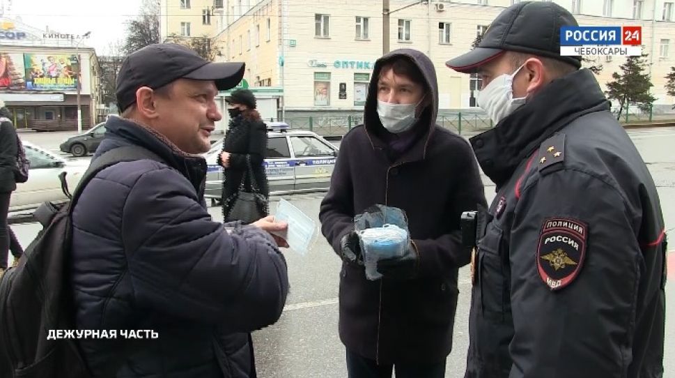 В Чебоксарах представители МВД по Чувашии раздали горожанам одноразовые маски 