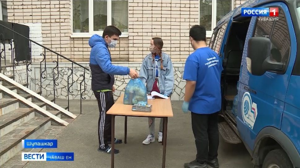 Волонтерсем Шупашкарти студентсене апат-ҫимӗҫпе тивӗҫтереҫҫӗ