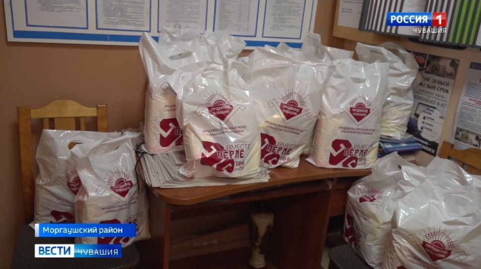 Активисты развозят по районам Чувашии пакеты с едой 