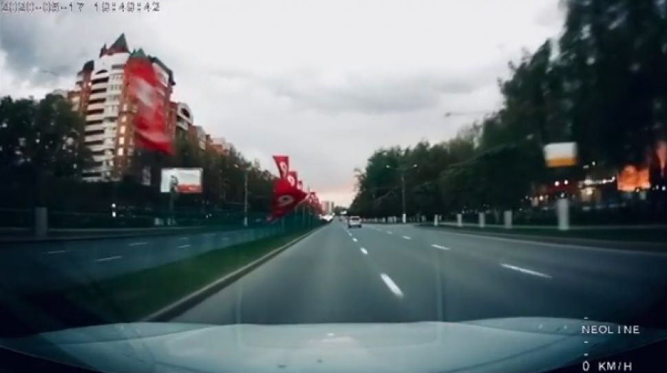 В Чебоксарах юбилейный флагшток разнес лобовое стекло движущемуся авто