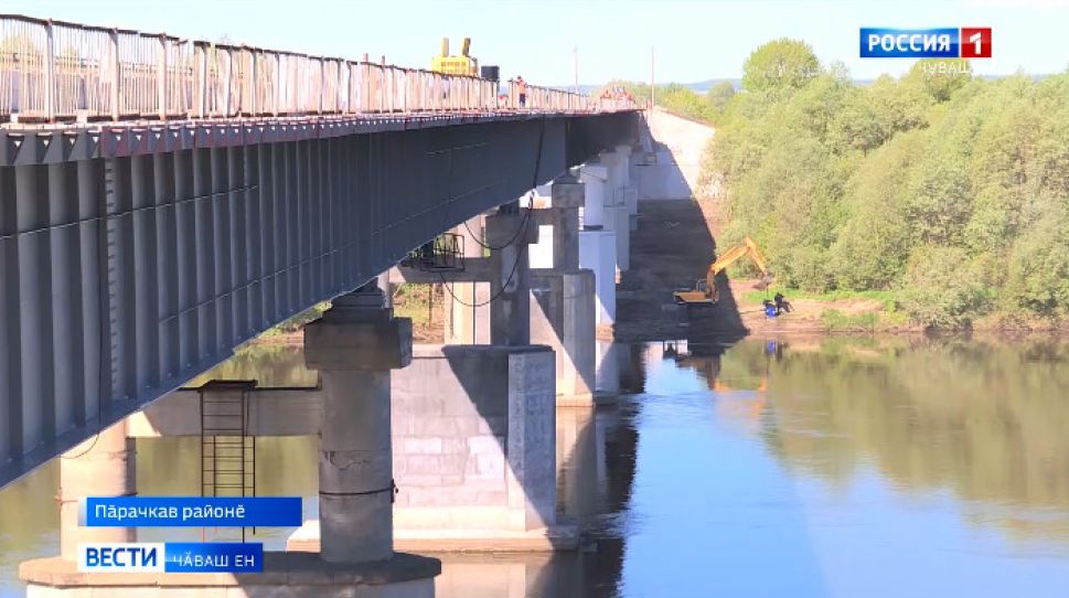 Олег Николаев Пӑрачкав районӗнчи Сӑр кӗперӗ ҫинчи юсавпа паллашрӗ
