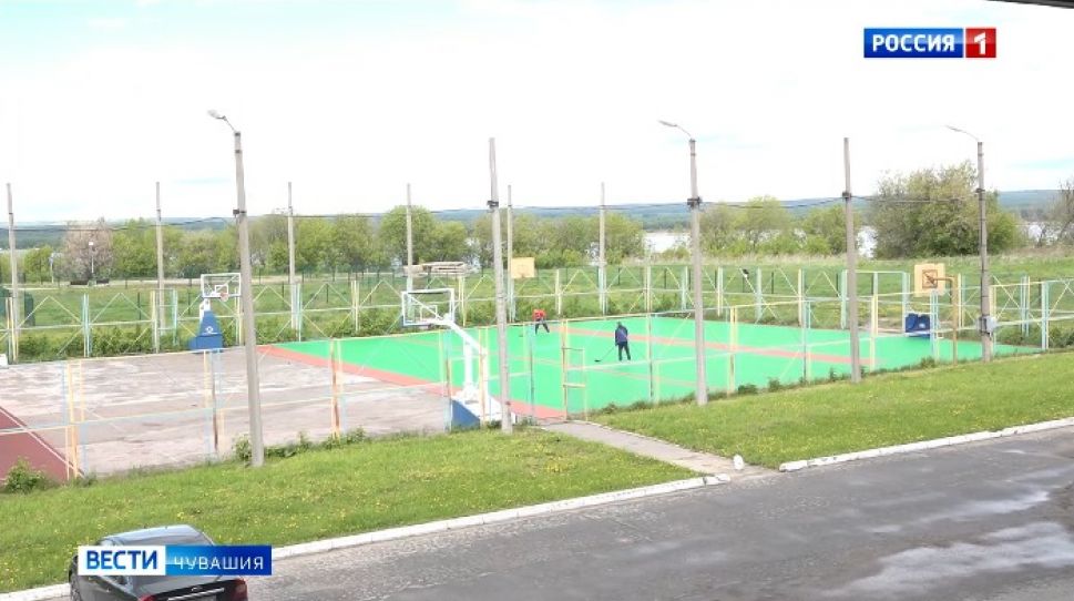 У новочебоксарского ледового дворца «Сокол» появилась новая хоккейная площадка 