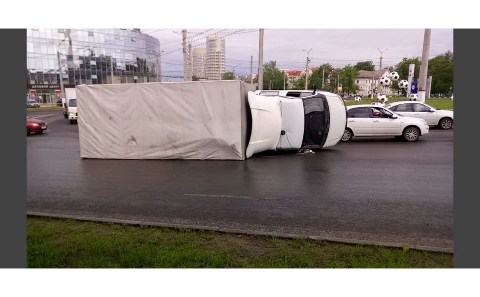 На кольце у Мега Молла в Чебоксарах опрокинулась грузовая Газель