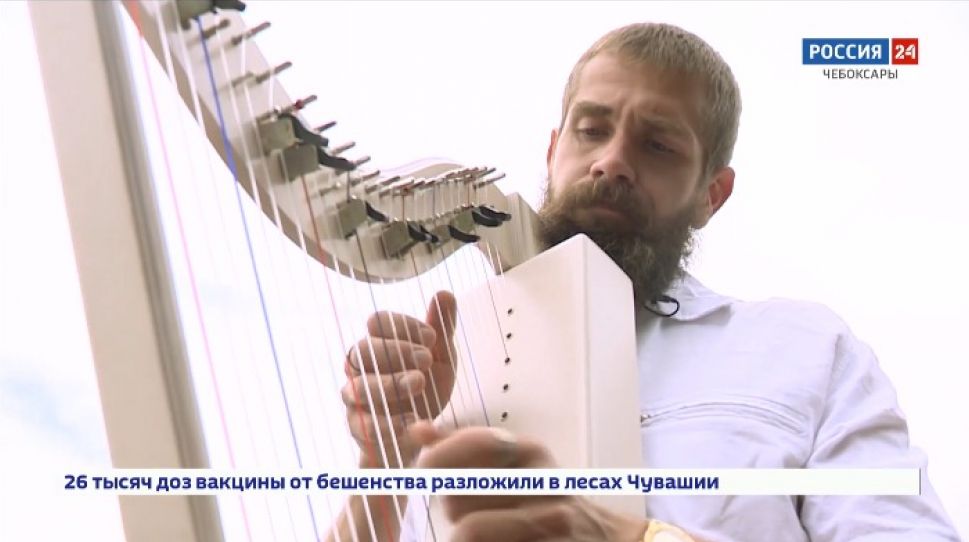 На набережной в Чебоксарах все чаще появляется одинокий музыкант-арфист