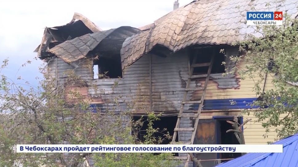 В Хыркасах инспекторы ДПС спасли людей из пожара