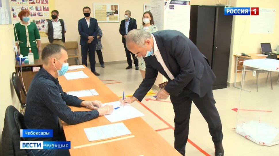 Глава администрации Чебоксар проголосовал по поправкам в Конституцию