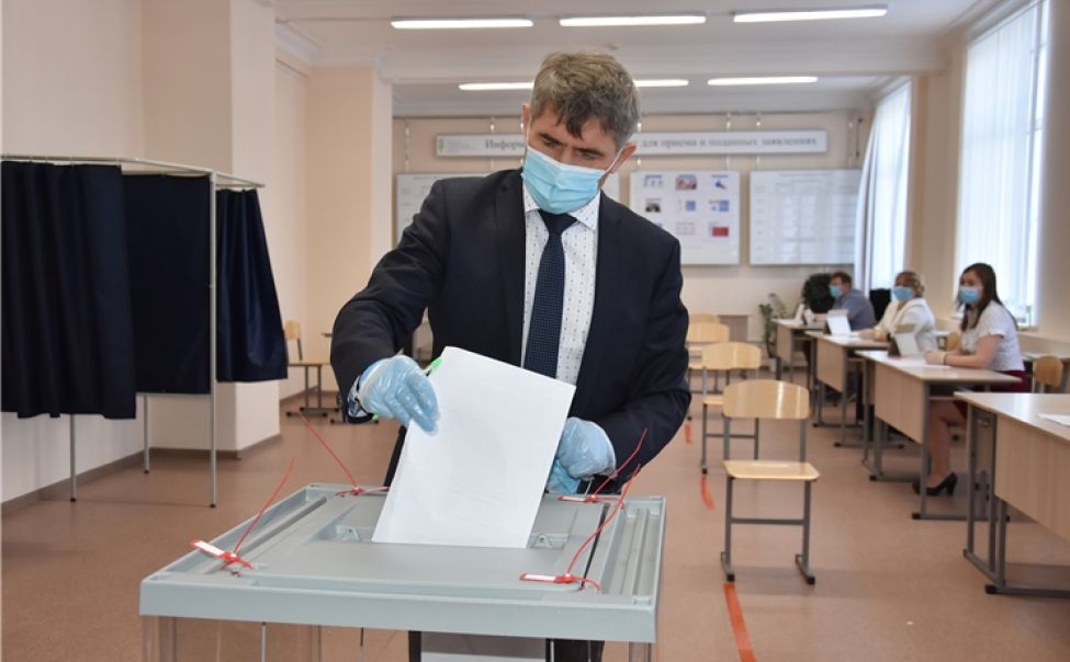 Олег Николаев проголосовал за внесение поправок в Конституцию РФ 