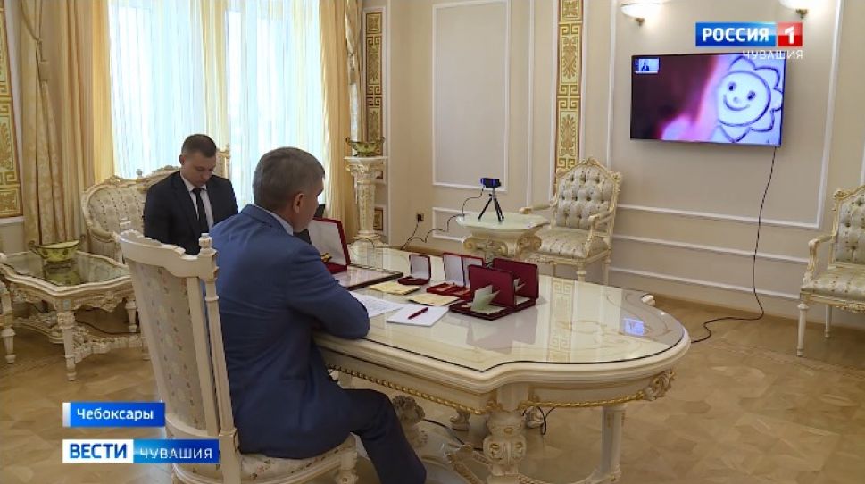 Многодетным семьям Чувашии в День семьи, любви и верности вручили награды