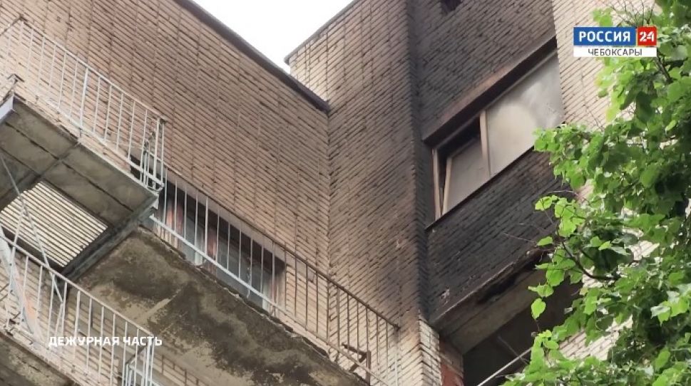 Чебоксарские патрульные вывели из задымленного дома 60 человек