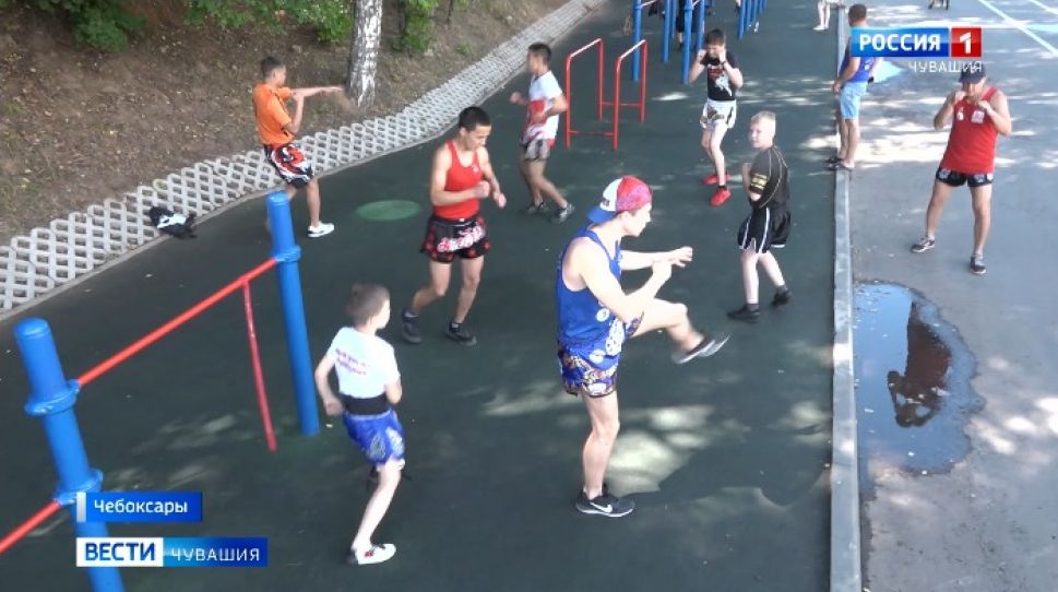 Подопечные республиканской федерации тайского бокса тренируются на Московской набережной