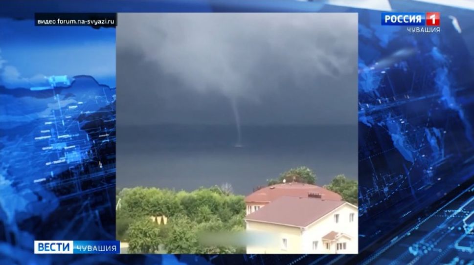По Волге в районе Московской набережной Чебоксар прошелся водяной смерч