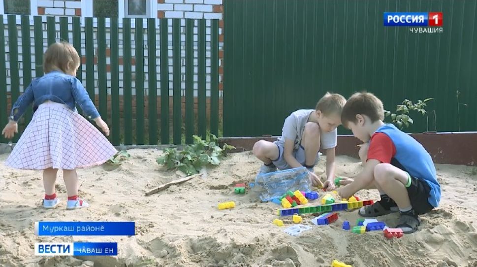 Чӑваш Енри сахал тупӑшлӑ нумай ачаллӑ ҫемьесене тӗпренчӗкӗсене шкула хатӗрлеме укҫан пулӑшӗҫ 