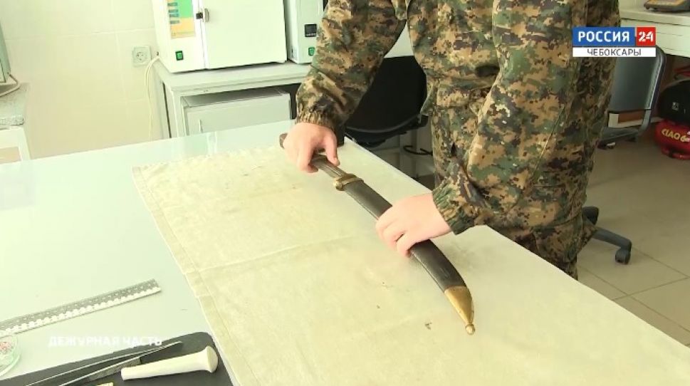 Чебоксарка продала старинный кинжал, после чего на нее завели дело за сбыт оружия