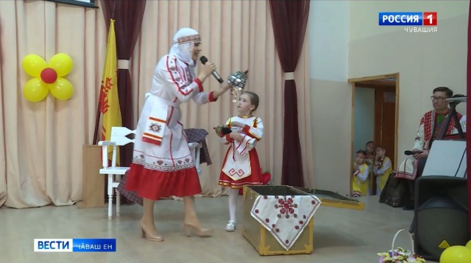 Чӗлхеҫӗсемпе ҫыравҫӑсем, журналистсем чӑваш чӗлхине аталантармалли проекта сӳтсе яврӗҫ 