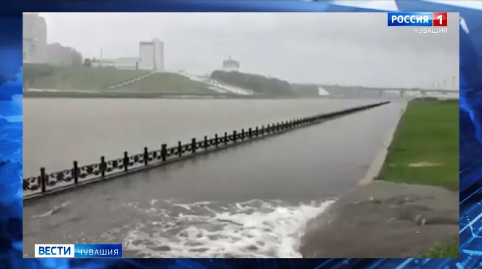 Из-за сильного ливня в Чебоксарах затопило залив