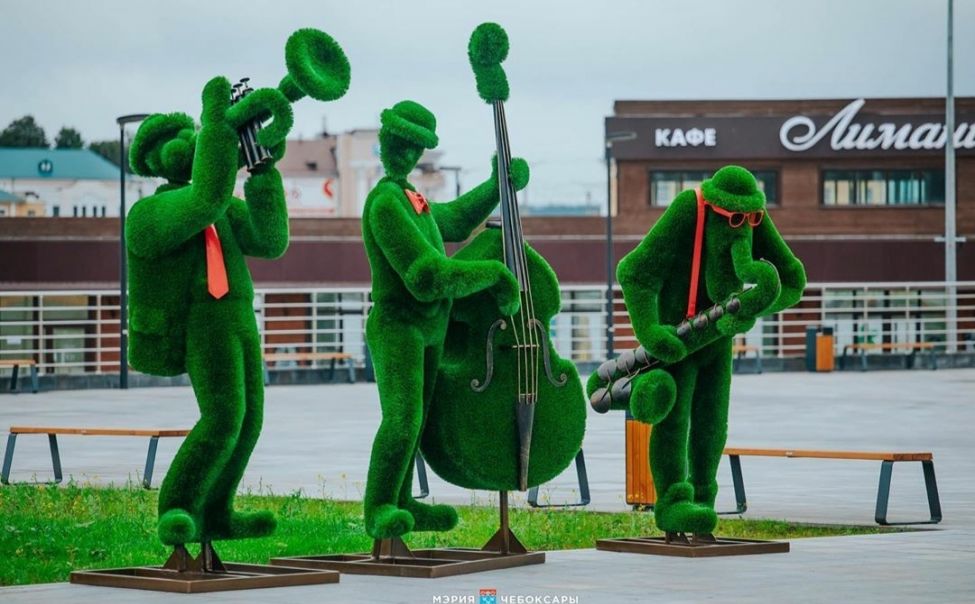 В Чебоксарах на Красной площади "выступает" топиарный джаз-бэнд