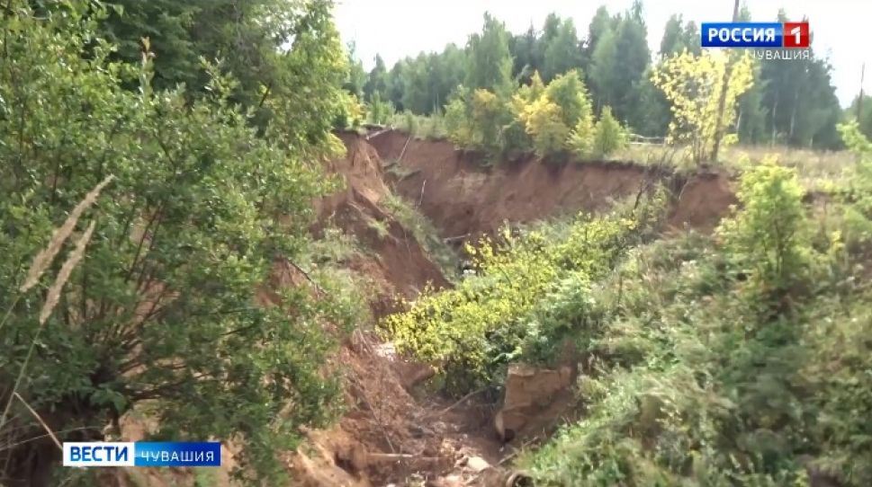 После жалобы чебоксарца опасный овраг в Лакреевском лесу частично огородили