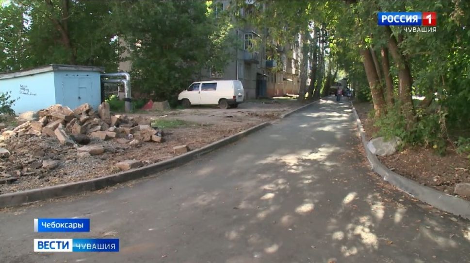 В чебоксарском дворе жильцы жалуются на отсутствие тротуара