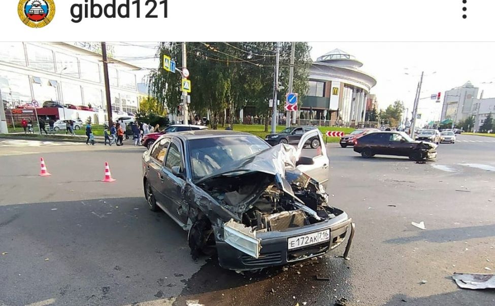  В центре Чебоксар пьяный водитель спровоцировал массовое ДТП