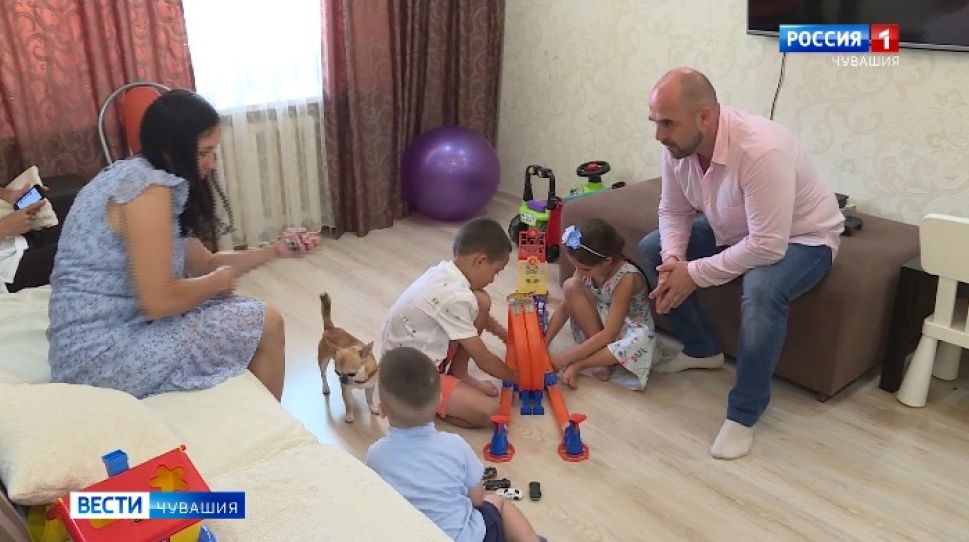 Многодетным малоимущим семьям в Чувашии помогут рублем
