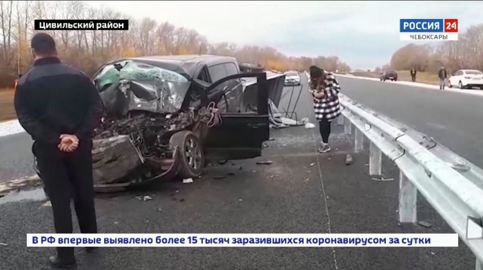 Пять пассажиров минивэна пострадали в ДТП со спецтехникой в Цивильском районе