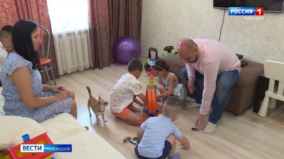 В Чувашии начали перечислять выплаты семьям на третьего или последующего ребенка