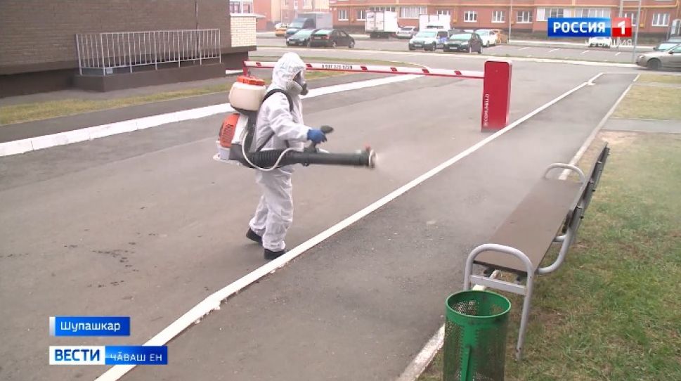 Шупашкарта халӑх йышлӑ пухӑнакан вырӑнсене  дезинфекцилеҫҫӗ