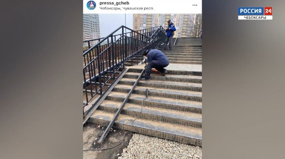 В Чебоксарах в микрорайоне "Солнечный" рабочие начали устранять недостатки ремонта