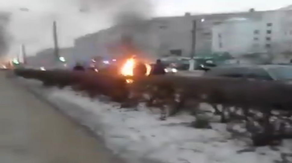 В Юго-Западном районе Чебоксар посреди улицы вспыхнул автомобиль