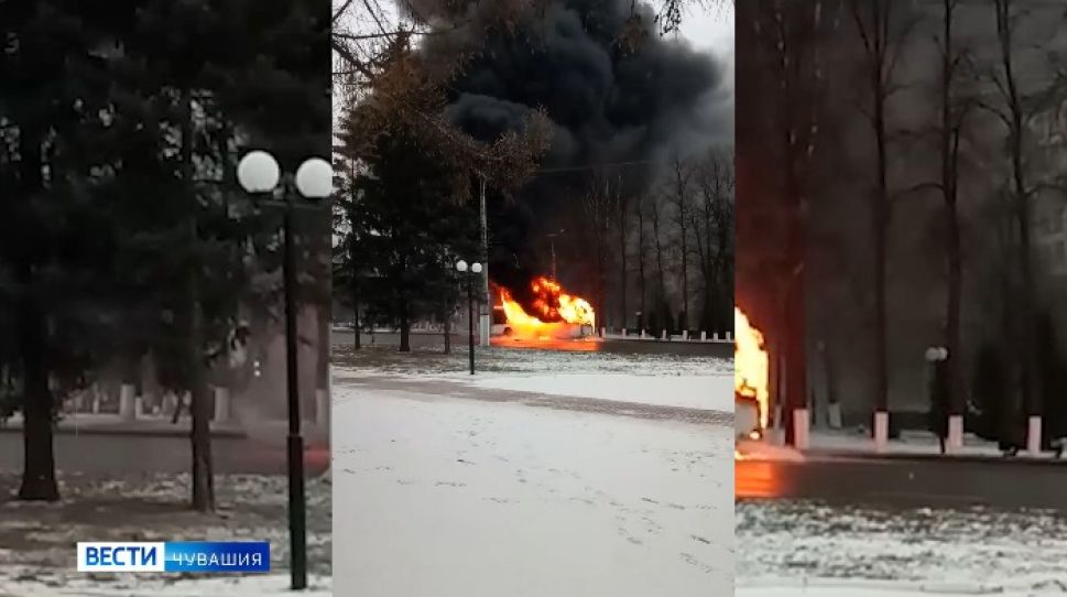 В Чебоксарах напротив ЧГУ сгорел пассажирский автобус 