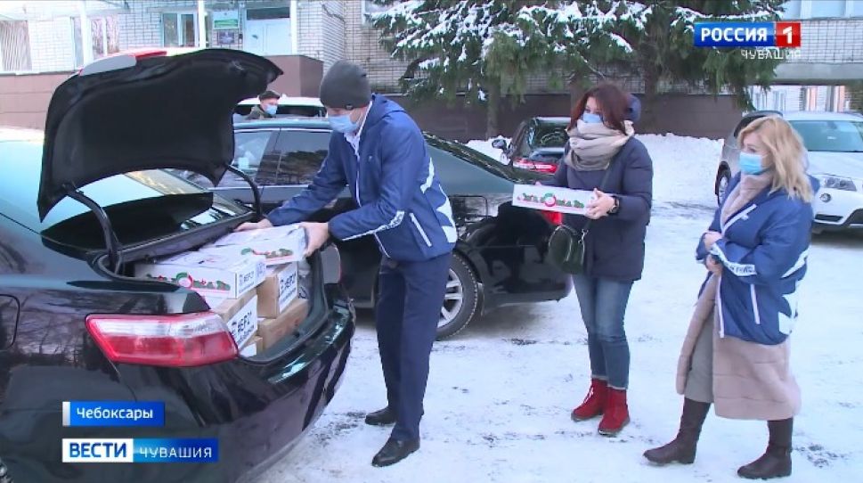 Борющиеся с коронавирусом медики Чувашии получают продуктовые наборы
