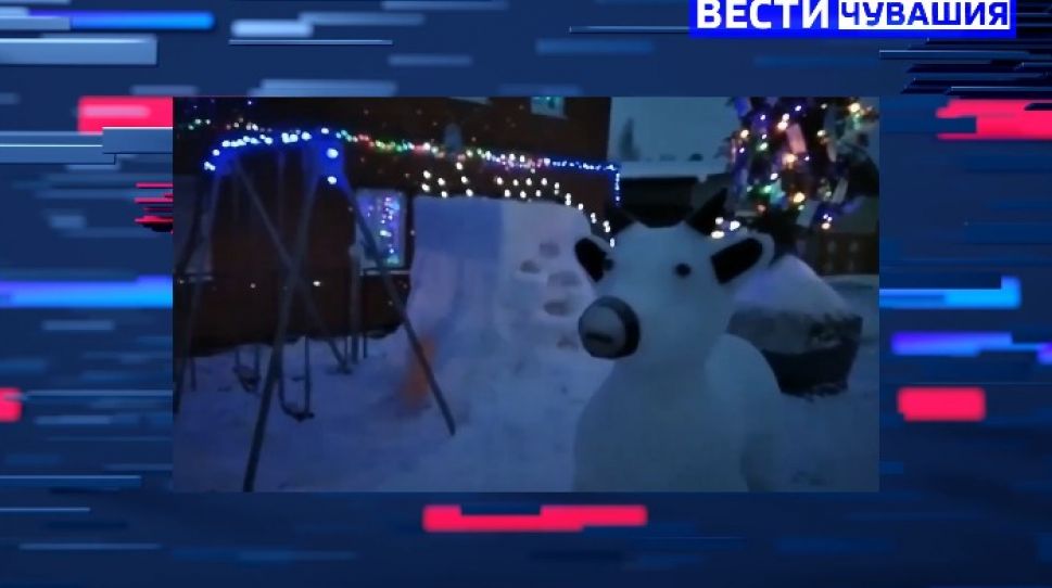 Медицинские маски вместо елочных украшений: семья из Чебоксарского района нарядила елку и сделала целый снежный городок