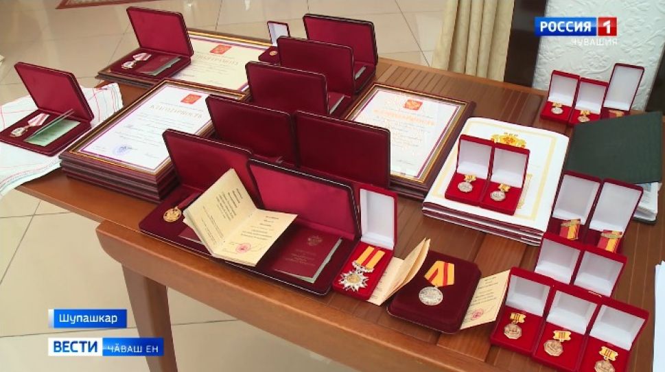 Тӑван республикӑн ҫутӑ пуласлӑхӗшӗн тӳрӗ кӑмӑлпа тӑрӑшнӑшӑн - тивӗҫлӗ парнесем 