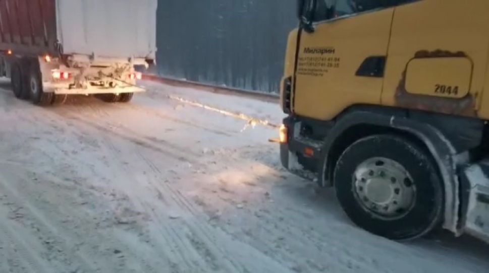 В Цивильском районе сотрудники ГИБДД помогли вытащить застрявшую в снегу фуру