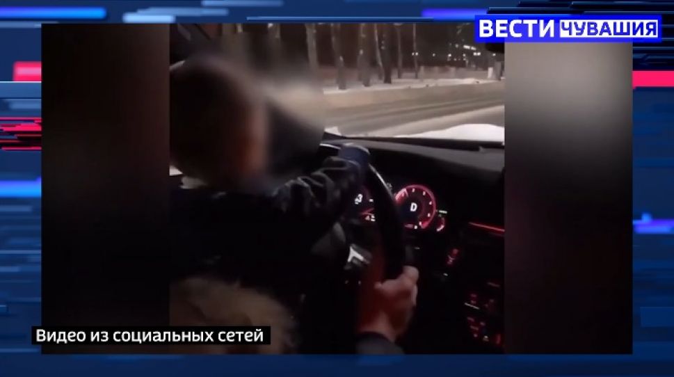 Водитель со стажем: в центре Чебоксар родители посадили за руль маленького ребенка