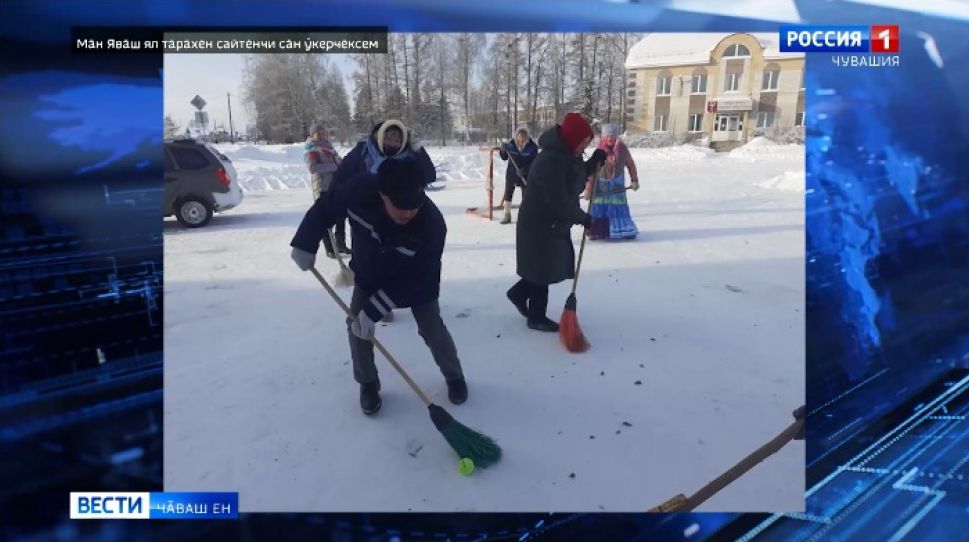Клюшка вырăнне алла шăпăр тытнӑ, шайбăна мечĕкпе ылмаштарнӑ