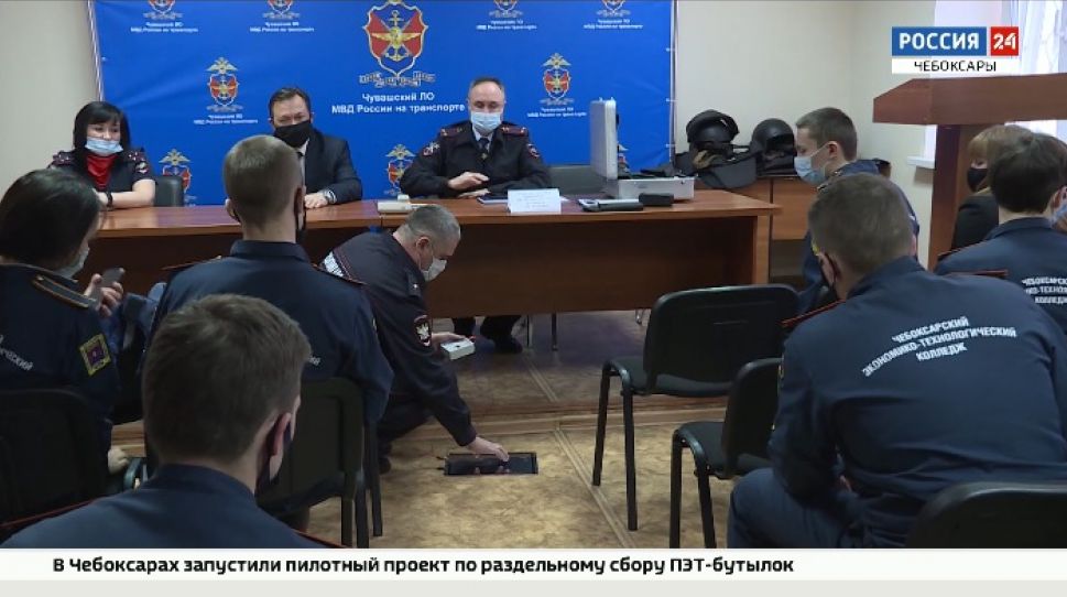 В рамках акции "Студенческий десант" учащихся ознакомили с работой транспортной полиции