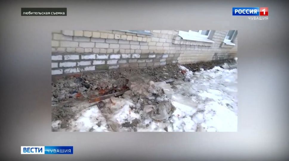 Ядринцы: фасадные работы в аварийном доме сделали «для галочки» 