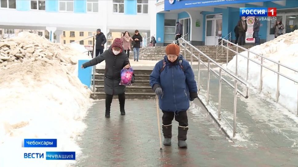 Дороги и тротуары Чебоксар покрылись льдом