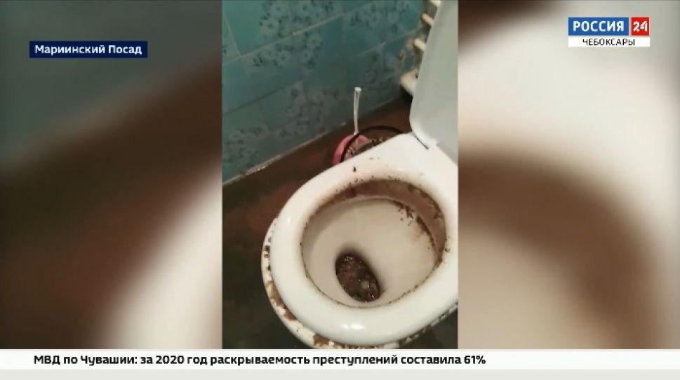 Многодетной семье из Марпосада пообещали, что в ближайшие 20 лет их жилье не будет заливать нечистотами