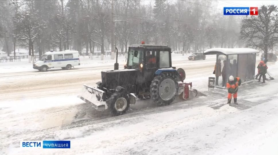 В Чебоксарах до сих пор борются с последствиями гололеда